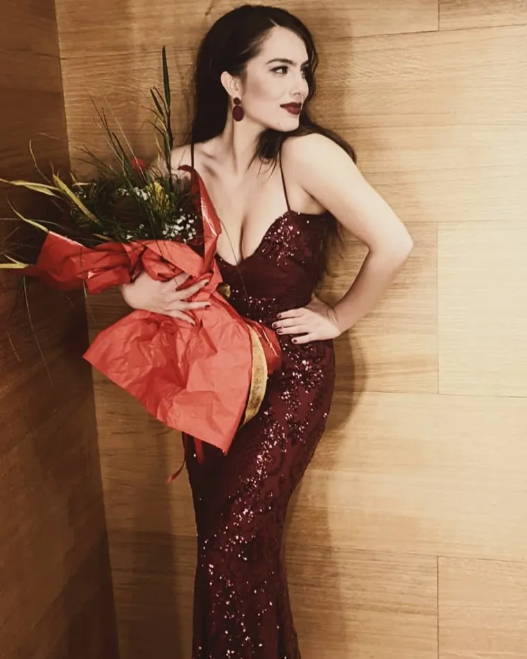 Naknadno su se oglasili i iz Flixbusa. Oni kažu da je bus bio krcat, da je Najev imala nevažeću kartu te da vozač neće biti sankcioniran. Dodaju da su im i putnici ostavili podatke za kontakt ako budu trebali svjedočiti. Glumica je nakon toga isključila komentare na svojoj objavi. &quot;Neopisivo je tužno gledati kako se pretvaramo u društvo koje ne samo da tolerira nasilje, već je spremno lagati, klevetati i izvrtati situaciju (anonimno, naravno) u korist agresora. Ono što sam naučila je da ne smijem i ne mogu biti žrtva nasilja jer sam – glumica. Da, karta je bila neispravna, mojom greškom, ali slučajnom i toga nisam bila svjesna dok šofer nije počeo galamiti na mene, umjesto da mi uljudno ukaže na pogrešku (ne samo moju, već i svoju, jer mi je samo par minuta prije pregledao kartu i pustio me unutra). Za ljude koji podržavaju i pravdaju takav postupak naprosto nemam komentara.&quot;