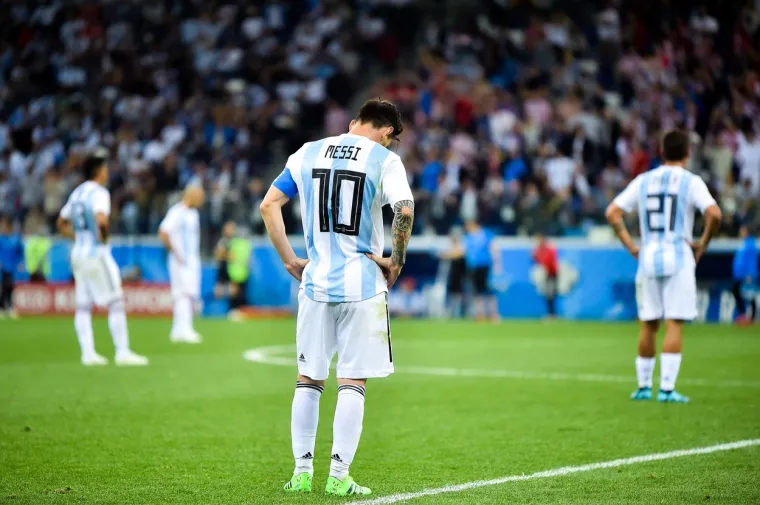 Pogledajte kako je Messi izgledao kada se pro&scaron;li put susreo s Hrvatskom: Nikome nije čestitao i sukobio se sa Strinićem
