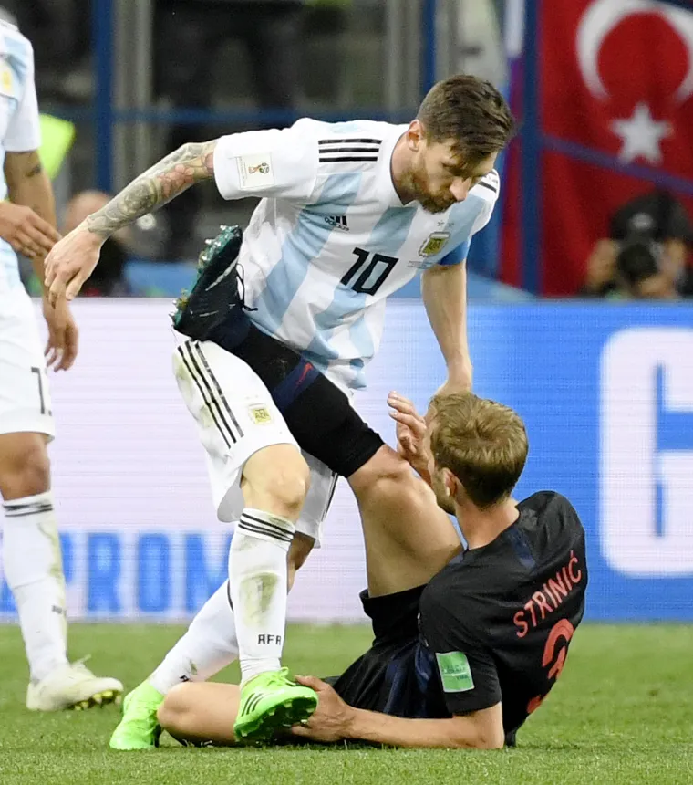 Pogledajte kako je Messi izgledao kada se pro&scaron;li put susreo s Hrvatskom: Nikome nije čestitao i sukobio se sa Strinićem