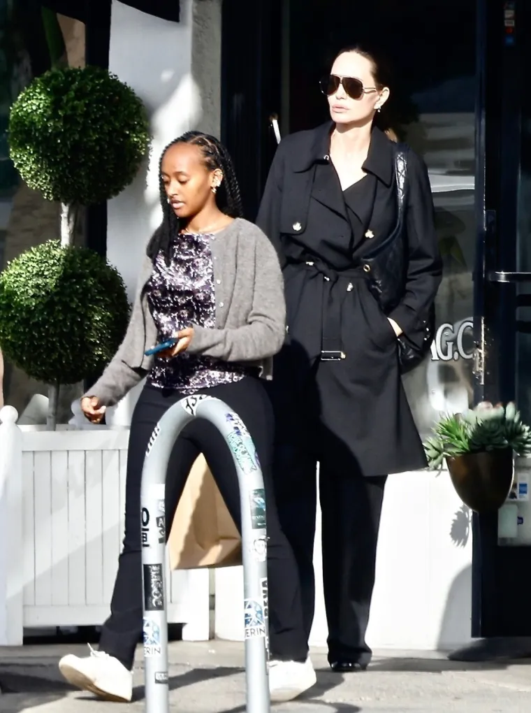 Angelina Jolie i njezina kći Zahara 'uhvaćene' ispred trgovine: Paparazzi doznali i što su radile ondje
