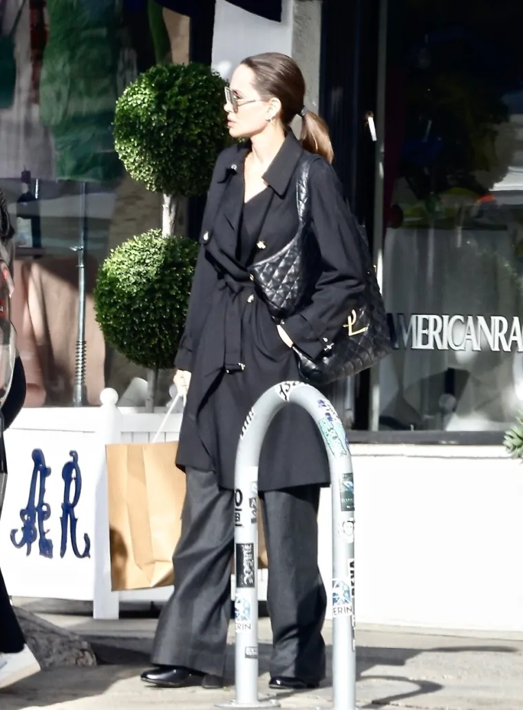 Angelina Jolie i njezina kći Zahara 'uhvaćene' ispred trgovine: Paparazzi doznali i što su radile ondje