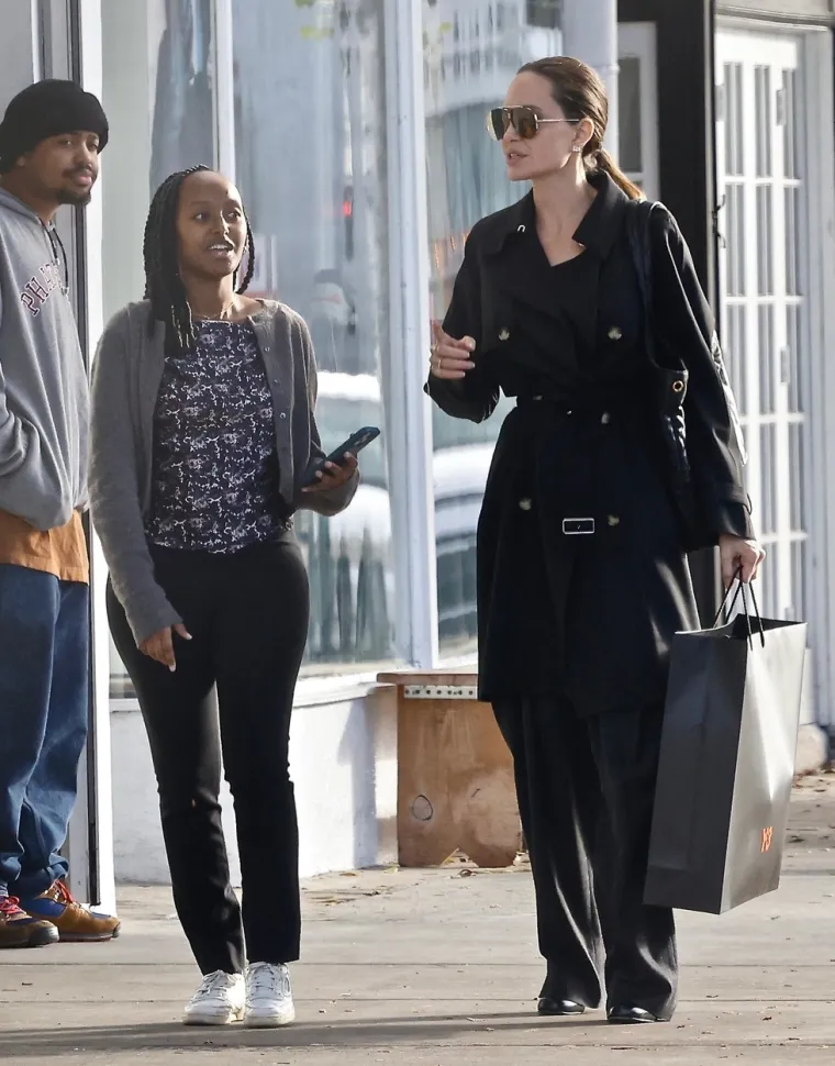 Angelina Jolie i njezina kći Zahara 'uhvaćene' ispred trgovine: Paparazzi doznali i što su radile ondje