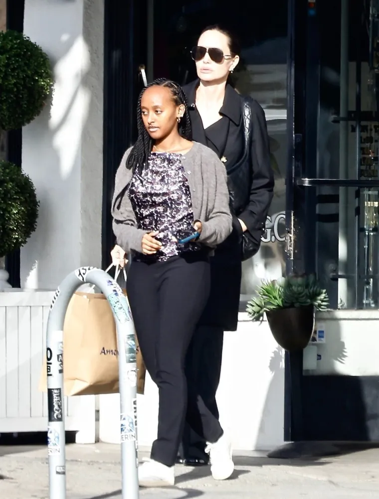 Angelina Jolie i njezina kći Zahara 'uhvaćene' ispred trgovine: Paparazzi doznali i što su radile ondje