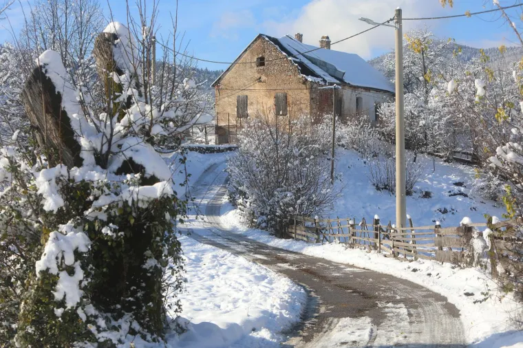 Napokon prave zimske slike, Kuterevo se zabijelilo, pogledajte idilu i odmorite oči