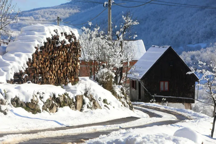Napokon prave zimske slike, Kuterevo se zabijelilo, pogledajte idilu i odmorite oči