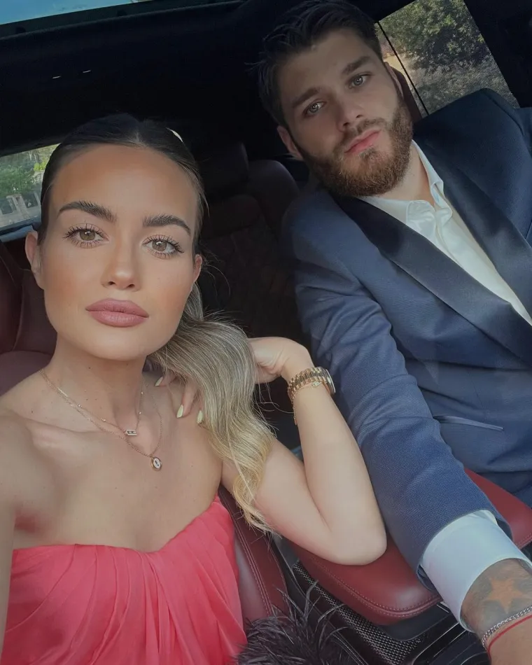 Djevojka Duje Ćaleta-Cara (24), Adriana Đurđević (28), završila je Pravni fakultet u Splitu, a na društvenim mrežama svakodnevno objavljuje zanimljiv sadržaj zahvaljujući kojem je &apos;skupila&apos; vrtoglavih 66.000 pratitelja. 