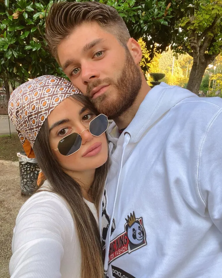 Osim modnih kombinacija, Adriana često objavljuje i romantične trenutke sa svojim dečkom. Zbog ljubavi se preselila u Marseille, a vatreni reprezentativac i njegova pet godina starija djevojka, u vezi su gotovo  tri godine. 