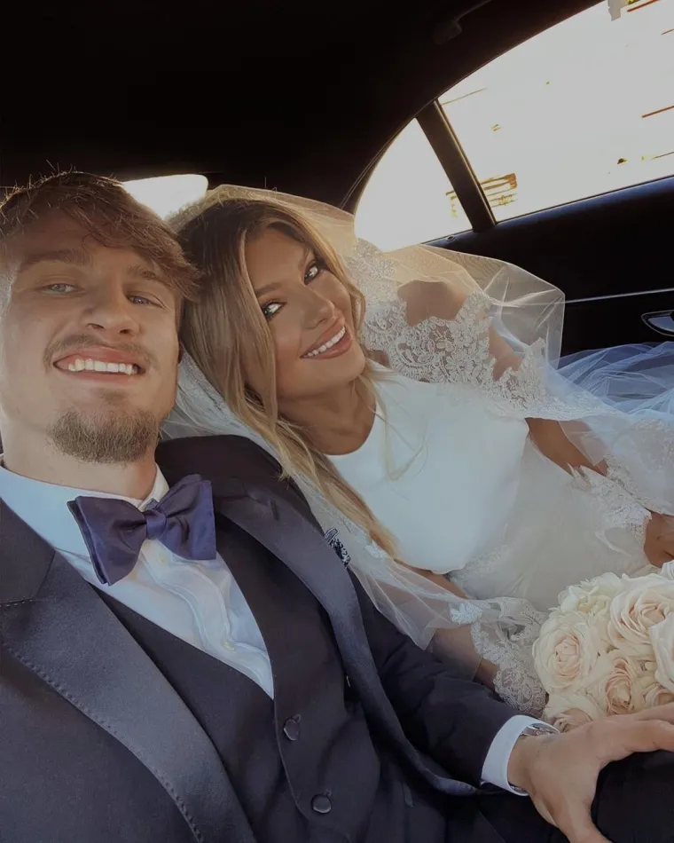 Još jedna od vatrenih navijačica, djevojka Tina Jedvaja (24), Dina Dragija, poznata je javnosti po svojim objavama na društvenim mrežama gdje često objavljuje njihove zajedničke fotografije. Dina je bliska prijateljica sa suprugom njegova suigrača Matea Kovačića, Izabel. 