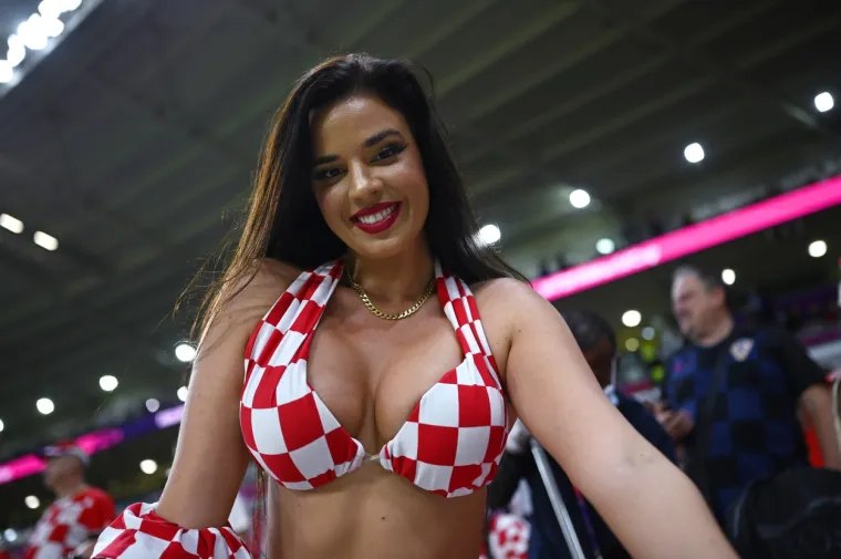 Knollici su prijetili boravkom iza re&scaron;etaka, ali sva je sreća da se izvukla: Zato sad imamo 50 njenih najhot fotki iz Katara