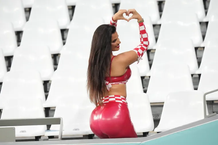 Knollici su prijetili boravkom iza re&scaron;etaka, ali sva je sreća da se izvukla: Zato sad imamo 50 njenih najhot fotki iz Katara