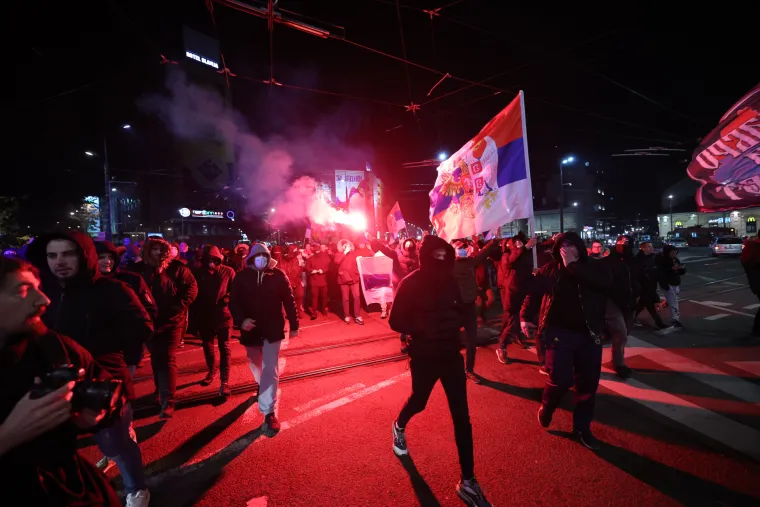 U Beogradu palili zastave i vikali 'Kosovo je srce Srbije'. Na Kosovu škole i dalje ne rade