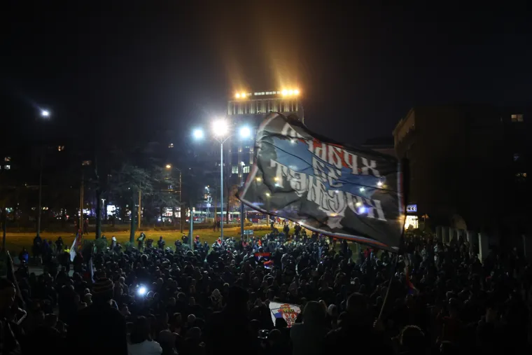 U Beogradu palili zastave i vikali 'Kosovo je srce Srbije'. Na Kosovu škole i dalje ne rade