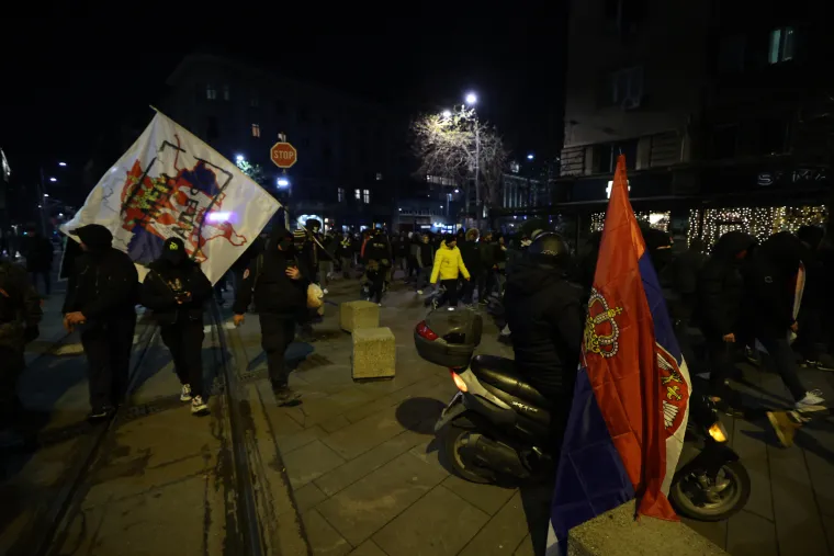 U Beogradu palili zastave i vikali 'Kosovo je srce Srbije'. Na Kosovu škole i dalje ne rade