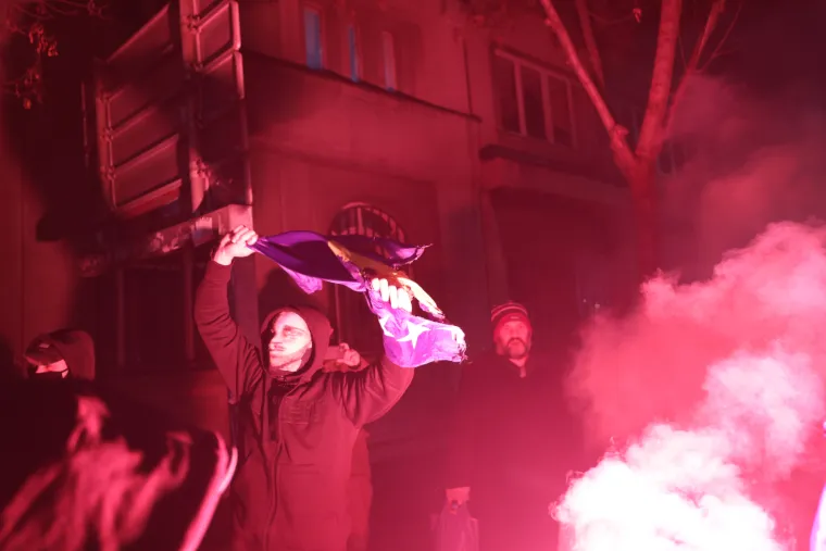 U Beogradu palili zastave i vikali 'Kosovo je srce Srbije'. Na Kosovu škole i dalje ne rade