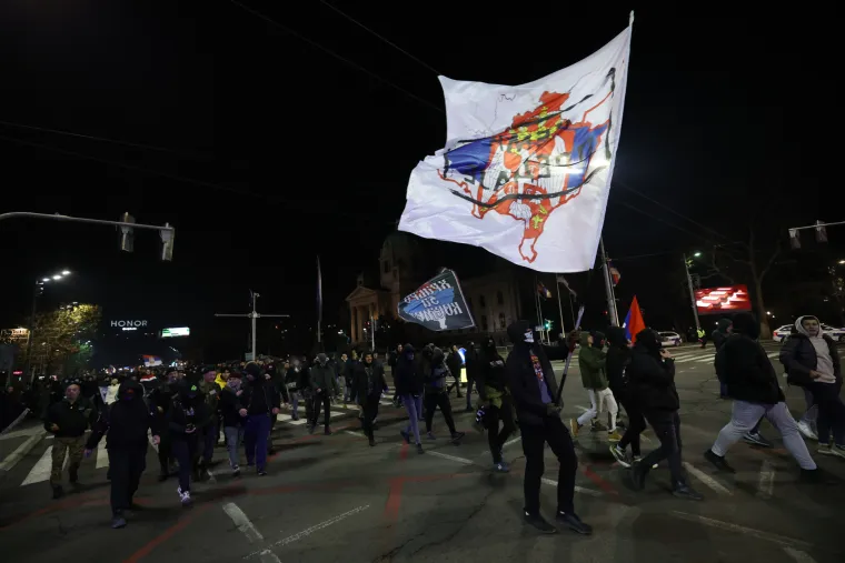 U Beogradu palili zastave i vikali 'Kosovo je srce Srbije'. Na Kosovu škole i dalje ne rade