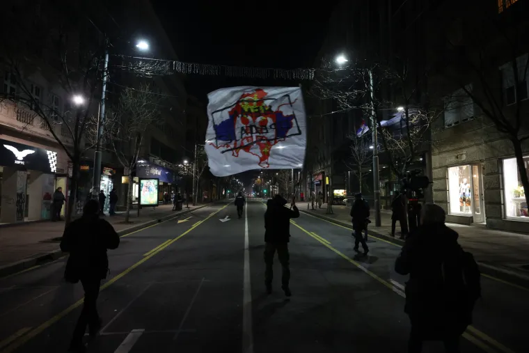 U Beogradu palili zastave i vikali 'Kosovo je srce Srbije'. Na Kosovu škole i dalje ne rade