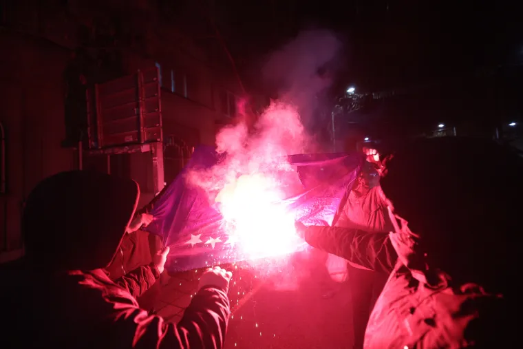 U Beogradu palili zastave i vikali 'Kosovo je srce Srbije'. Na Kosovu škole i dalje ne rade