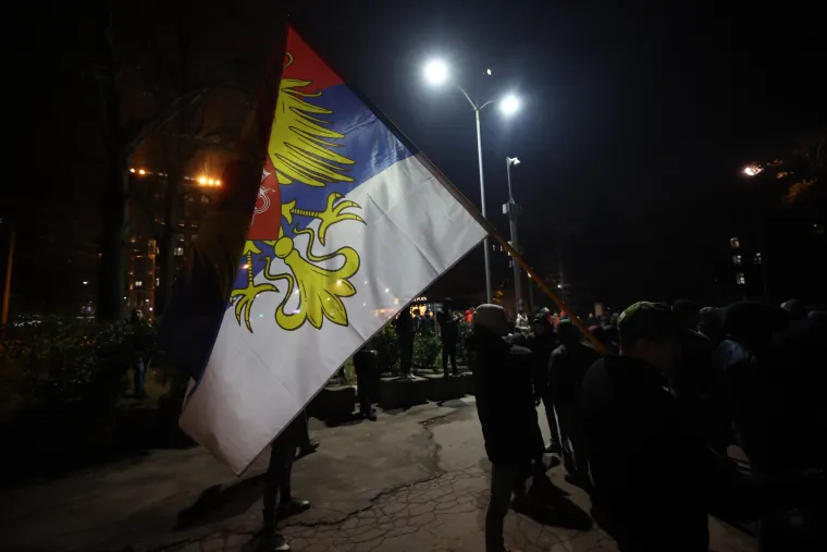 U Beogradu palili zastave i vikali 'Kosovo je srce Srbije'. Na Kosovu škole i dalje ne rade