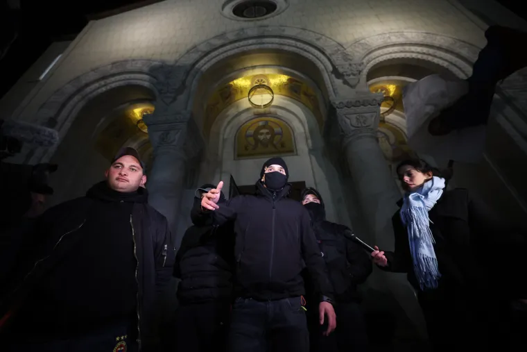 U Beogradu palili zastave i vikali 'Kosovo je srce Srbije'. Na Kosovu škole i dalje ne rade