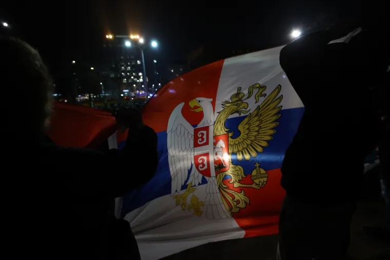 U Beogradu palili zastave i vikali 'Kosovo je srce Srbije'. Na Kosovu škole i dalje ne rade