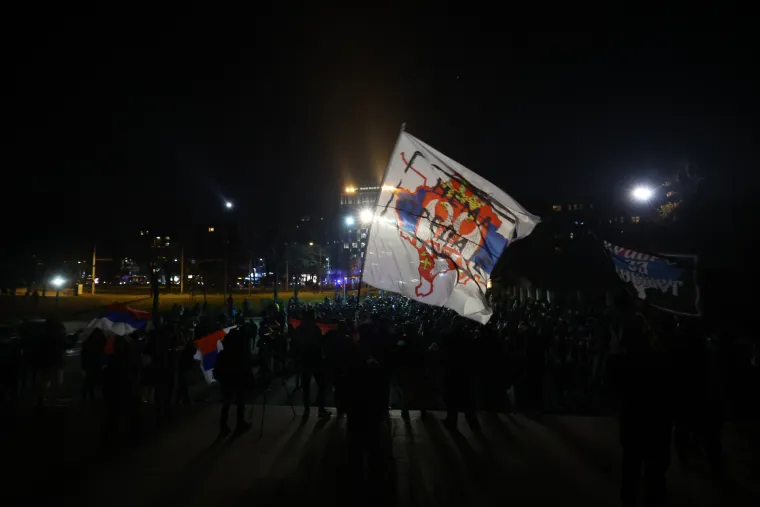 U Beogradu palili zastave i vikali 'Kosovo je srce Srbije'. Na Kosovu škole i dalje ne rade