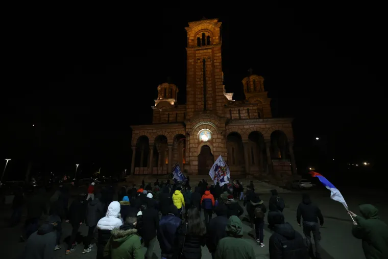 U Beogradu palili zastave i vikali 'Kosovo je srce Srbije'. Na Kosovu škole i dalje ne rade