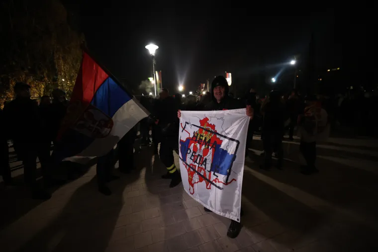 U Beogradu palili zastave i vikali 'Kosovo je srce Srbije'. Na Kosovu škole i dalje ne rade