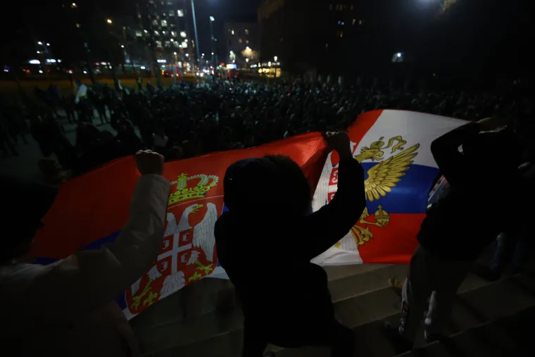 U Beogradu palili zastave i vikali 'Kosovo je srce Srbije'. Na Kosovu škole i dalje ne rade