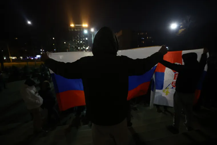 U Beogradu palili zastave i vikali 'Kosovo je srce Srbije'. Na Kosovu škole i dalje ne rade