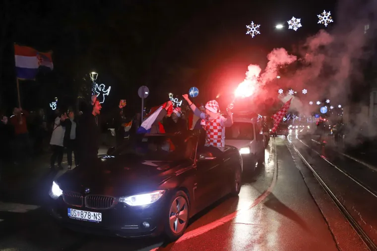 Očaravajući prizori: Osječki most preko Drave u boji kockica dočekuje utakmicu Vatrenih