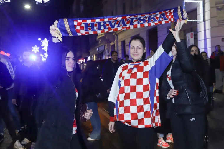 Očaravajući prizori: Osječki most preko Drave u boji kockica dočekuje utakmicu Vatrenih