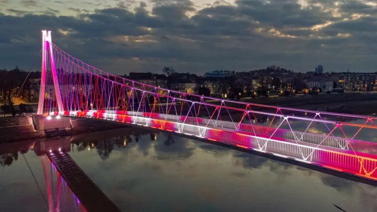 Očaravajući prizori: Osječki most preko Drave u boji kockica dočekuje utakmicu Vatrenih