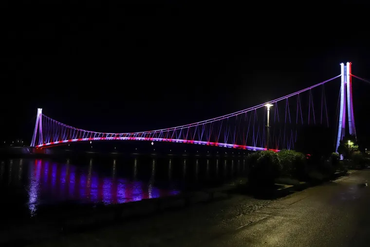 Očaravajući prizori: Osječki most preko Drave u boji kockica dočekuje utakmicu Vatrenih