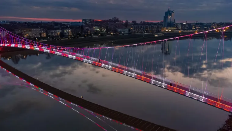 Očaravajući prizori: Osječki most preko Drave u boji kockica dočekuje utakmicu Vatrenih