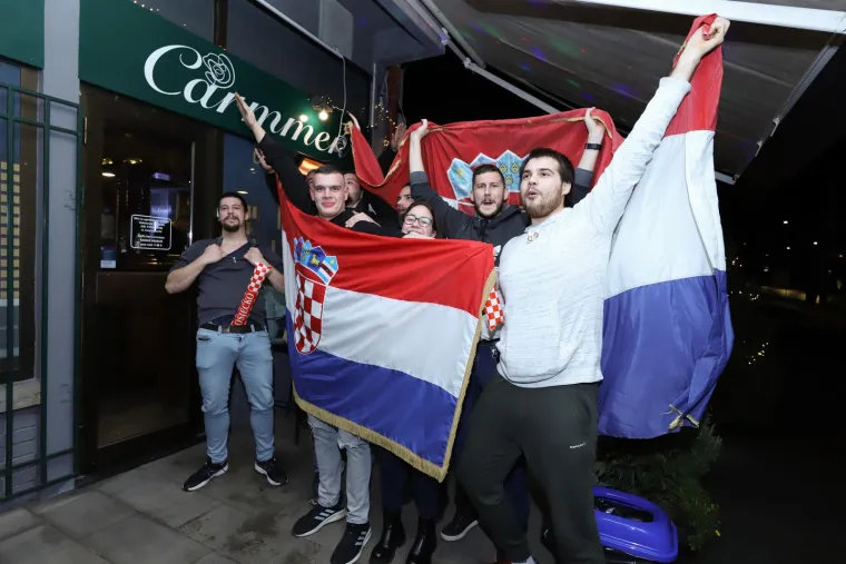 Očaravajući prizori: Osječki most preko Drave u boji kockica dočekuje utakmicu Vatrenih