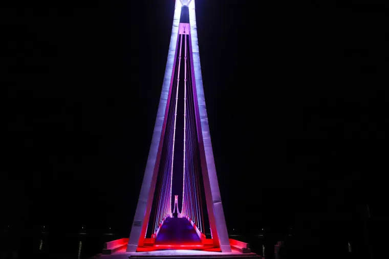 Očaravajući prizori: Osječki most preko Drave u boji kockica dočekuje utakmicu Vatrenih