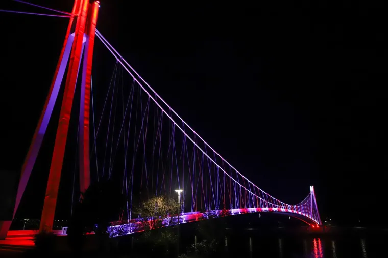 Očaravajući prizori: Osječki most preko Drave u boji kockica dočekuje utakmicu Vatrenih