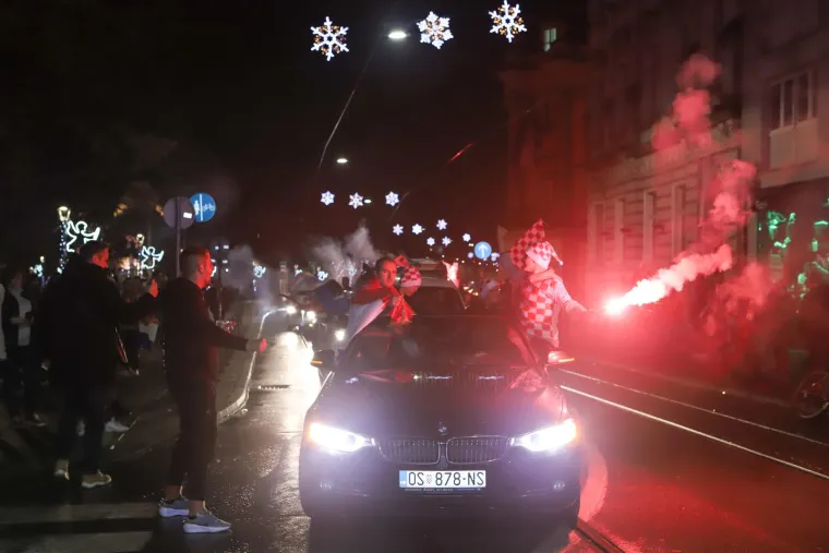 Očaravajući prizori: Osječki most preko Drave u boji kockica dočekuje utakmicu Vatrenih