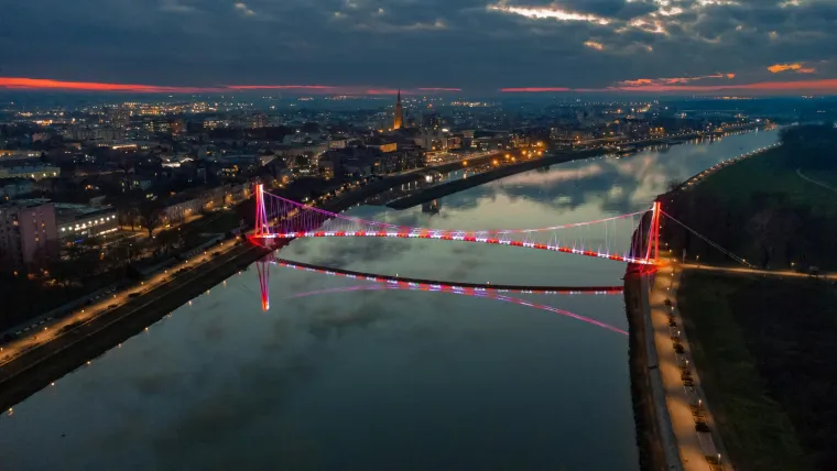 Očaravajući prizori: Osječki most preko Drave u boji kockica dočekuje utakmicu Vatrenih