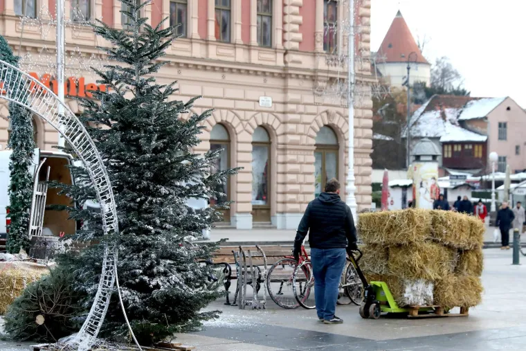 Skidanje ukrasa, Advent