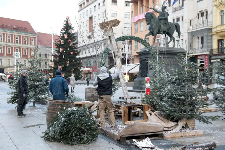 Skidanje ukrasa, Advent