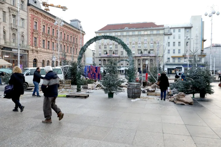 Skidanje ukrasa, Advent