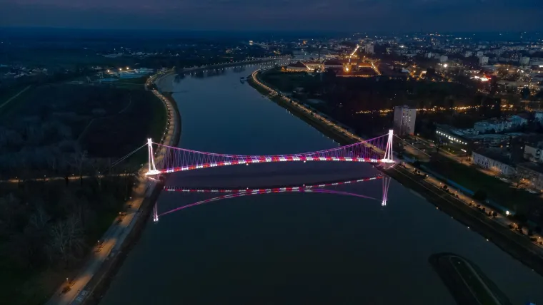 Cijela Hrvatska di&scaron;e za Vatrene, i most u Osijeku zasvijetlio u bojama Lijepe na&scaron;e
