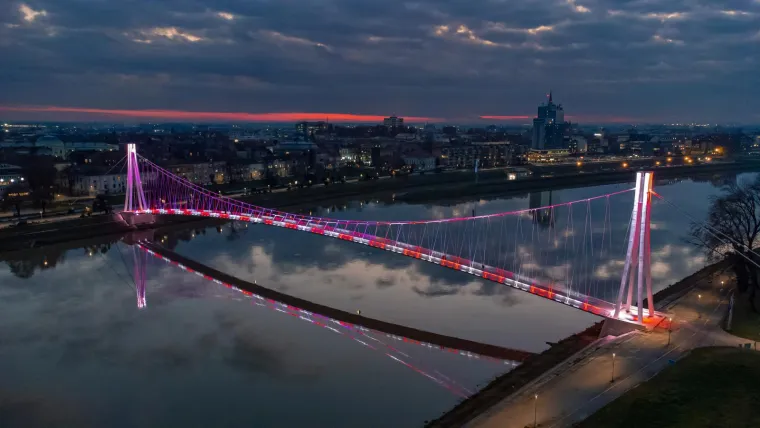 Cijela Hrvatska di&scaron;e za Vatrene, i most u Osijeku zasvijetlio u bojama Lijepe na&scaron;e