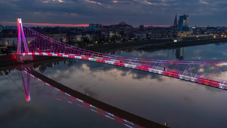 Cijela Hrvatska di&scaron;e za Vatrene, i most u Osijeku zasvijetlio u bojama Lijepe na&scaron;e