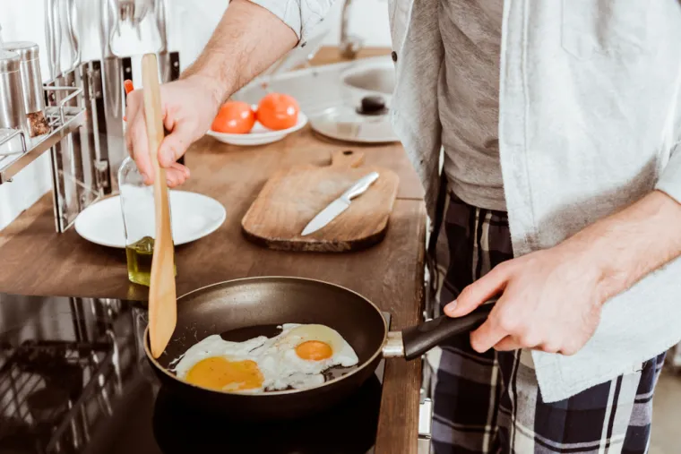 1. Jaja: Jaja su sjajan izvor proteina jer sadrže veliki izbor vitamina i minerala. Sadrže vitamin A koji pomaže u obrani od infekcija i bolesti, vitamin E koji je dobar za zdravlje živaca i vitamin D koji održava kosti i mišiće zdravima, a nalazi se u vrlo malo drugih namirnica. Jaja također sadrže niz vitamina B koji podržavaju snažno funkcioniranje stanica. Sadrže deset minerala, uključujući kalcij, koji je dobar za kosti, cink, koji podržava imunološki sustav i željezo, koje podiže energiju.