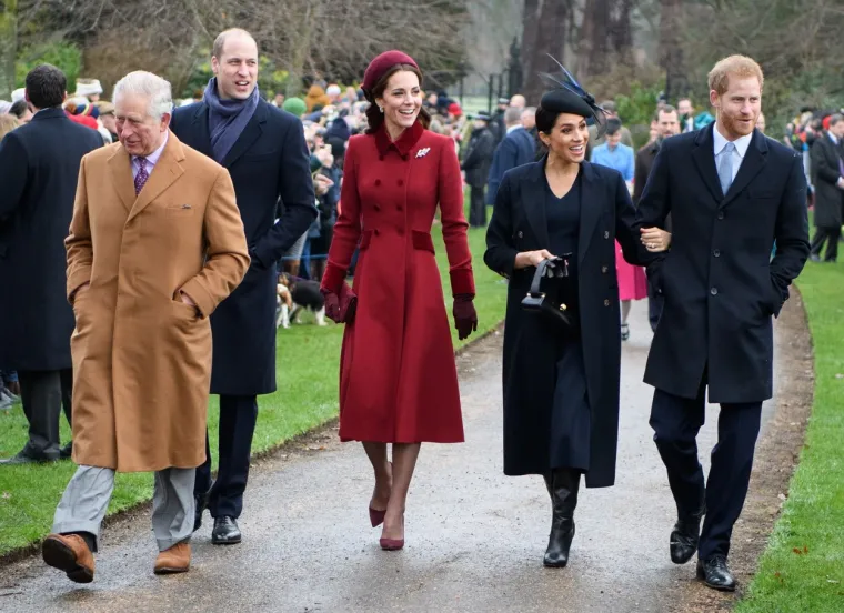 Jedna od njih je ta da Meghan nije nimalo bila spremna za kraljevski život. Iz kraljevske obitelji rekli su kako su Markle prije vjenčanja poslali smjernice i preporučili joj stručnjake koji bi joj mogli pomoći u pripremama. 