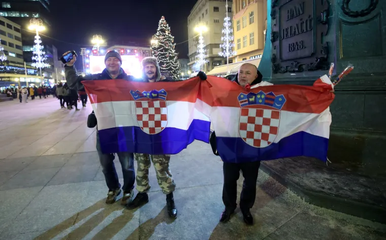 Atmosfera se zagrijava: Navijači na minusu čekaju Vatrene da ih zagriju plasmanom u finale