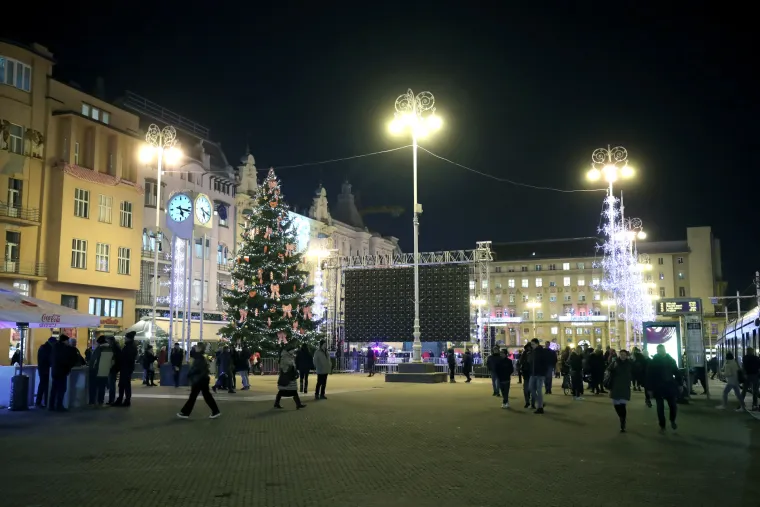 Atmosfera se zagrijava: Navijači na minusu čekaju Vatrene da ih zagriju plasmanom u finale