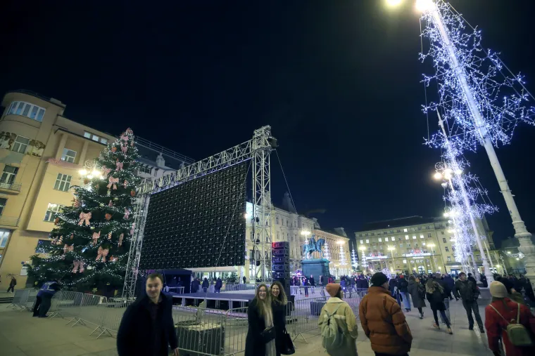 Atmosfera se zagrijava: Navijači na minusu čekaju Vatrene da ih zagriju plasmanom u finale